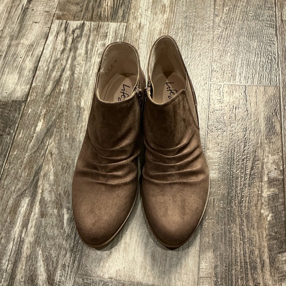 Life Stride Women's Suede Brown Booties Size 9 1/2 Wide - Picture 1 of 12